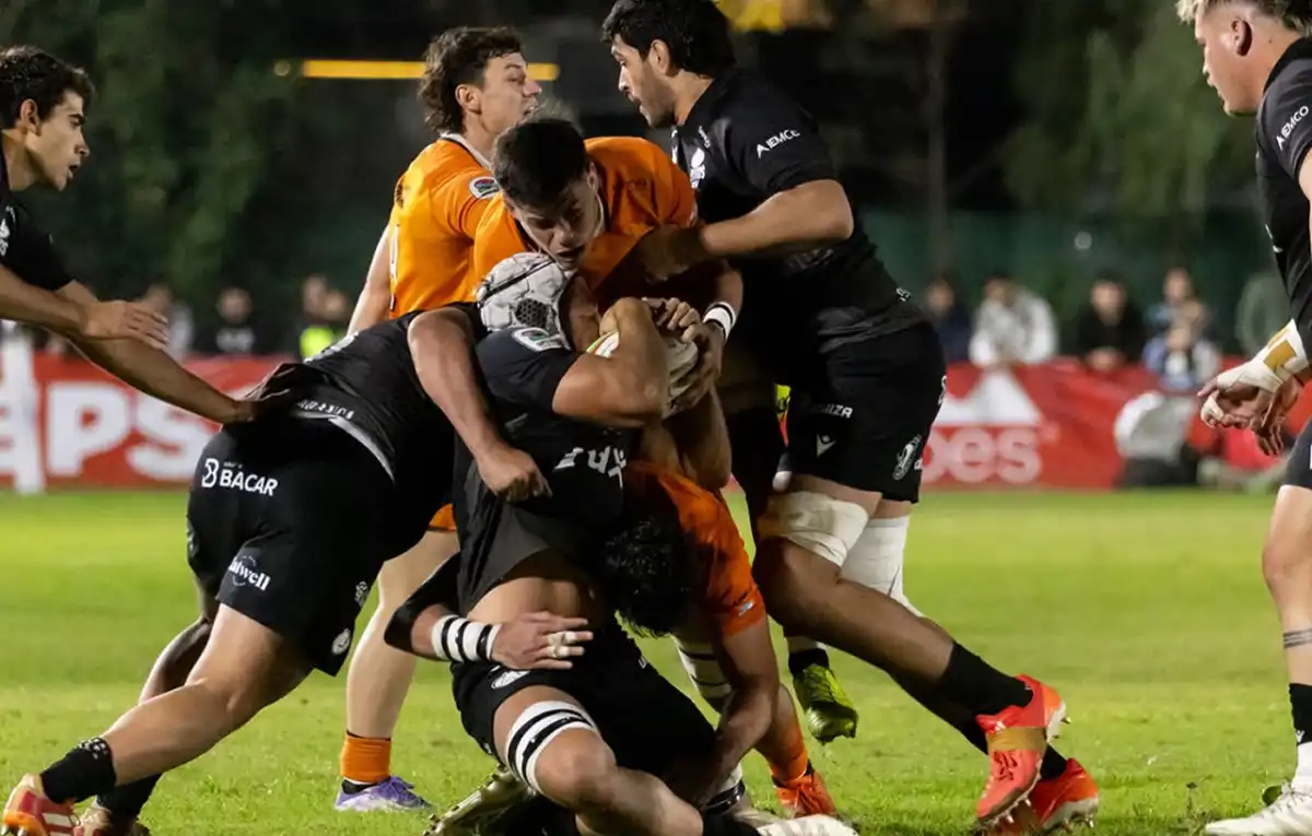 PARTIDO REÑIDO. Thiago Sbrocco intenta romper con la defensa de Dogos, pero es contenido por los cordobeses.