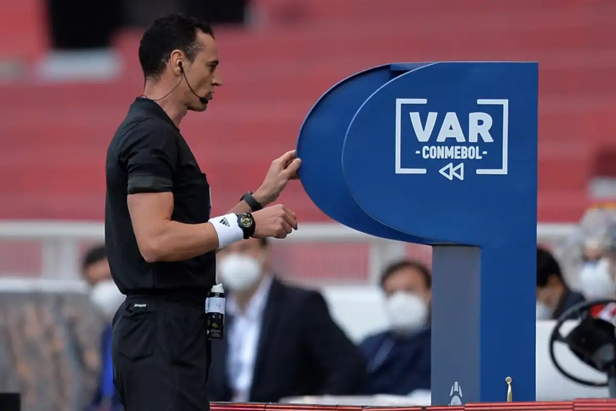 CAMBIOS. A partir del Mundial 2026, los árbitros podrán asistir al VAR para observar aquellas jugadas que deriven en una segunda amarilla.