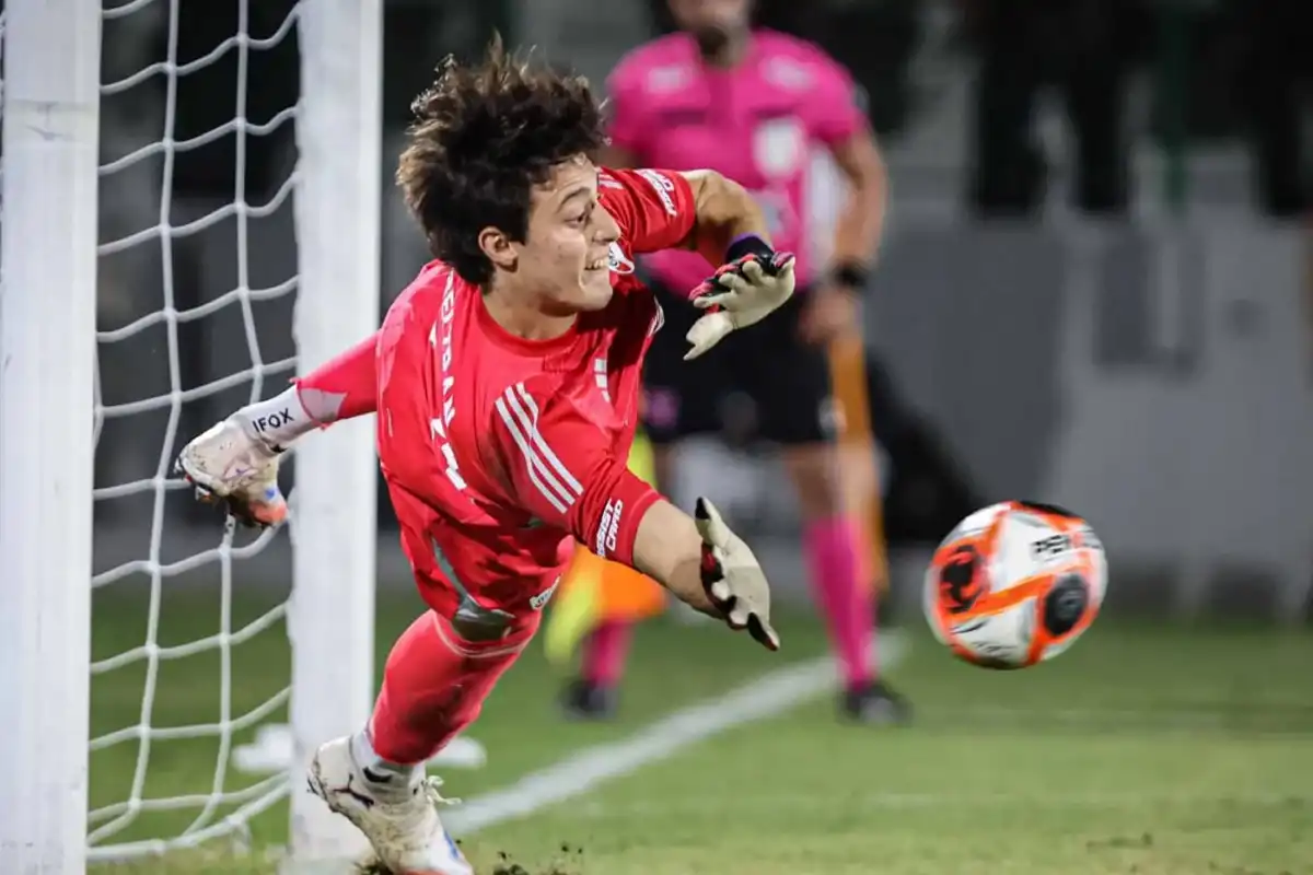 Santiago Beltrán atajó un penal contra Red Bull Bragantino, de Brasil, por Copa Sudamericana.
