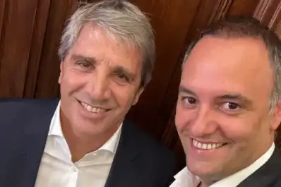 Los ruidos de la interna: Adorni se inmola como mascarón de proa y Luis Caputo se desmarca