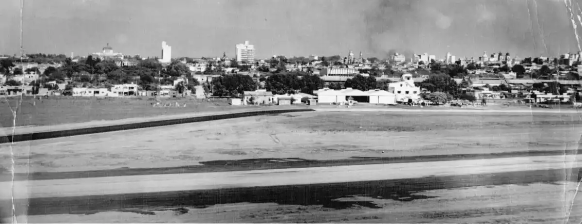 Recuerdos fotográficos: 1960. El viejo aeropuerto en la ciudad con pocos edificios
