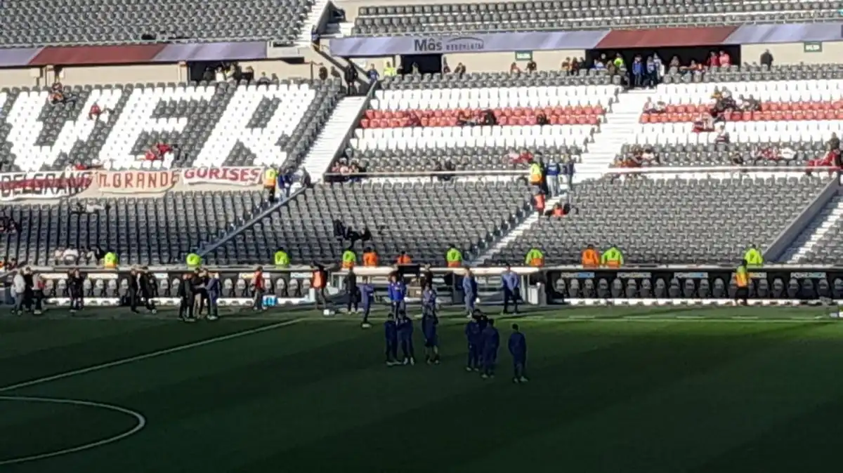 El Decano ingresa a la cancha