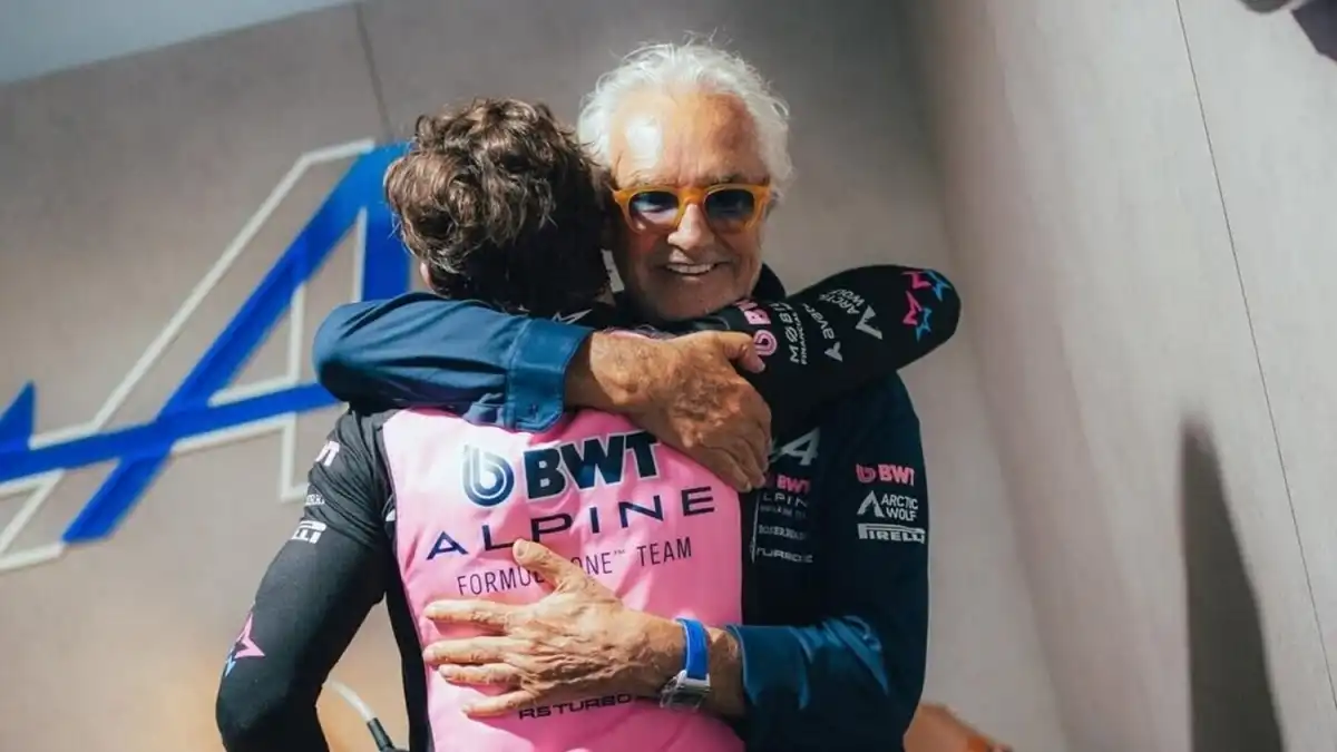 El argentino realizó un gran fin de semana: tras la clasificación para la carrera Sprint, Briatore abrazó a Colapinto frente a las cámaras.