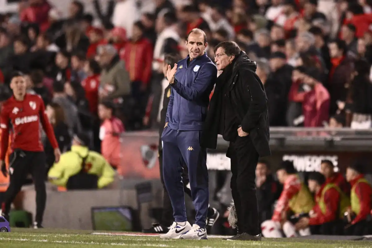 EQUIPO TÉCNICO. Falcioni analiza junto a Leandro Somoza el desarrolló del partido.