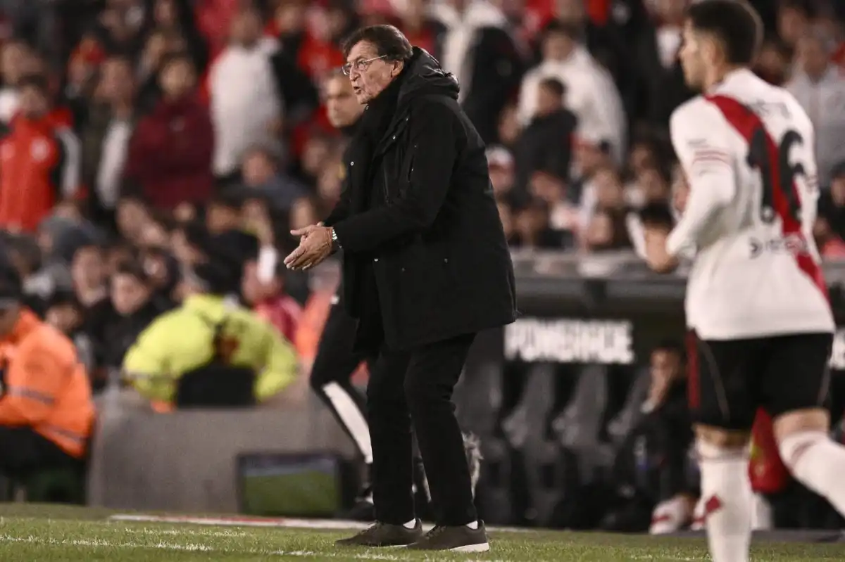 GANÓ LA PULSEADA. Julio César Falcioni encontró la debilidad de Eduardo Coudet, quien poco pudo hacer ante el aceitado 4-1-4-1 del experimentado entrenador.