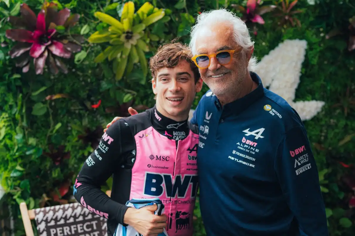FELIZ. Colapinto posó sonriente junto a Flavio Briatore, luego del octavo puesto conseguido en Miami.