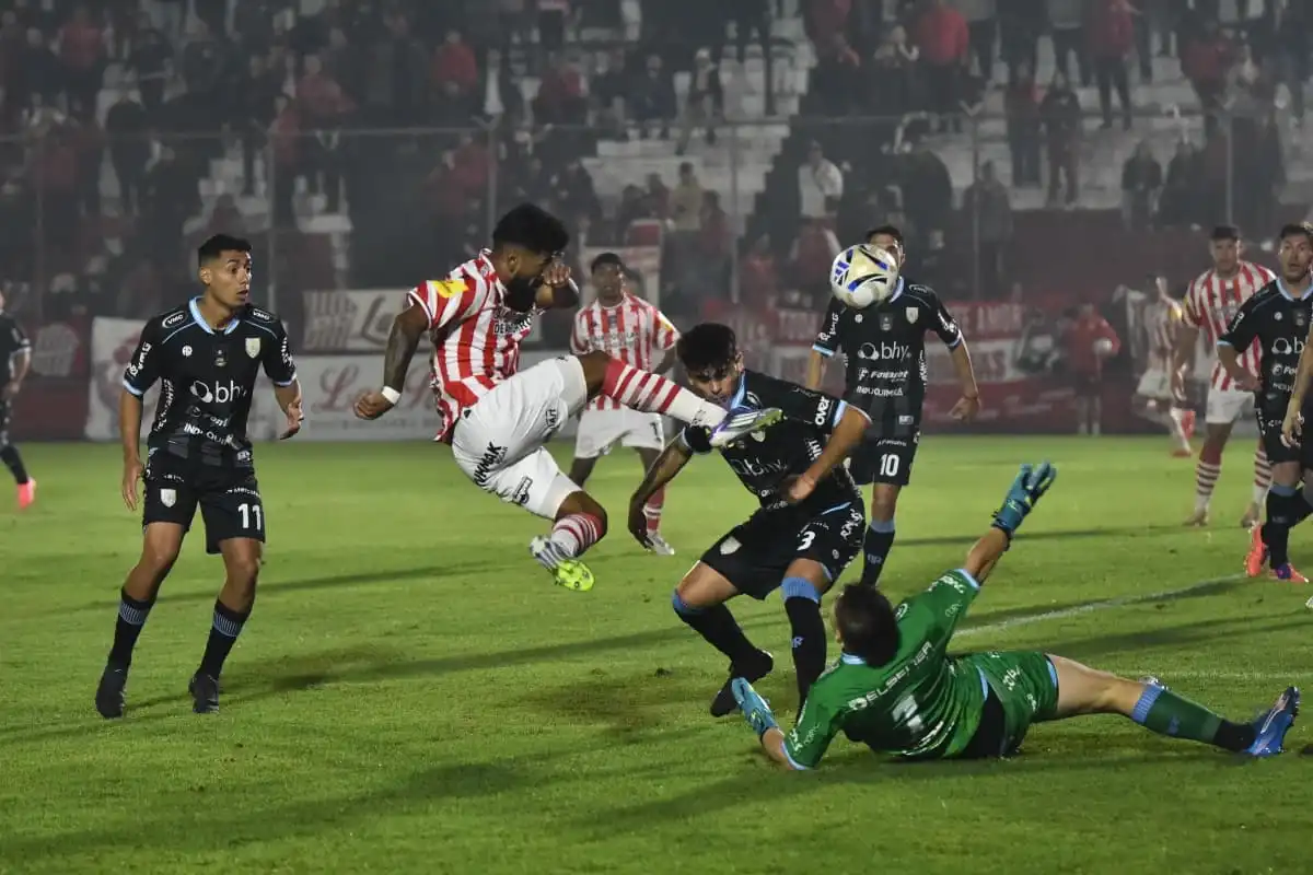GRAN DESPLIEGUE. Con entrega y sacrificio, Jorge Juárez pisó el área y brindó la asistencia a Facundo Pons.