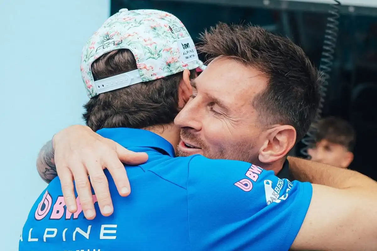 Messi abrazó a Colapinto en el paddock del GP de Miami.