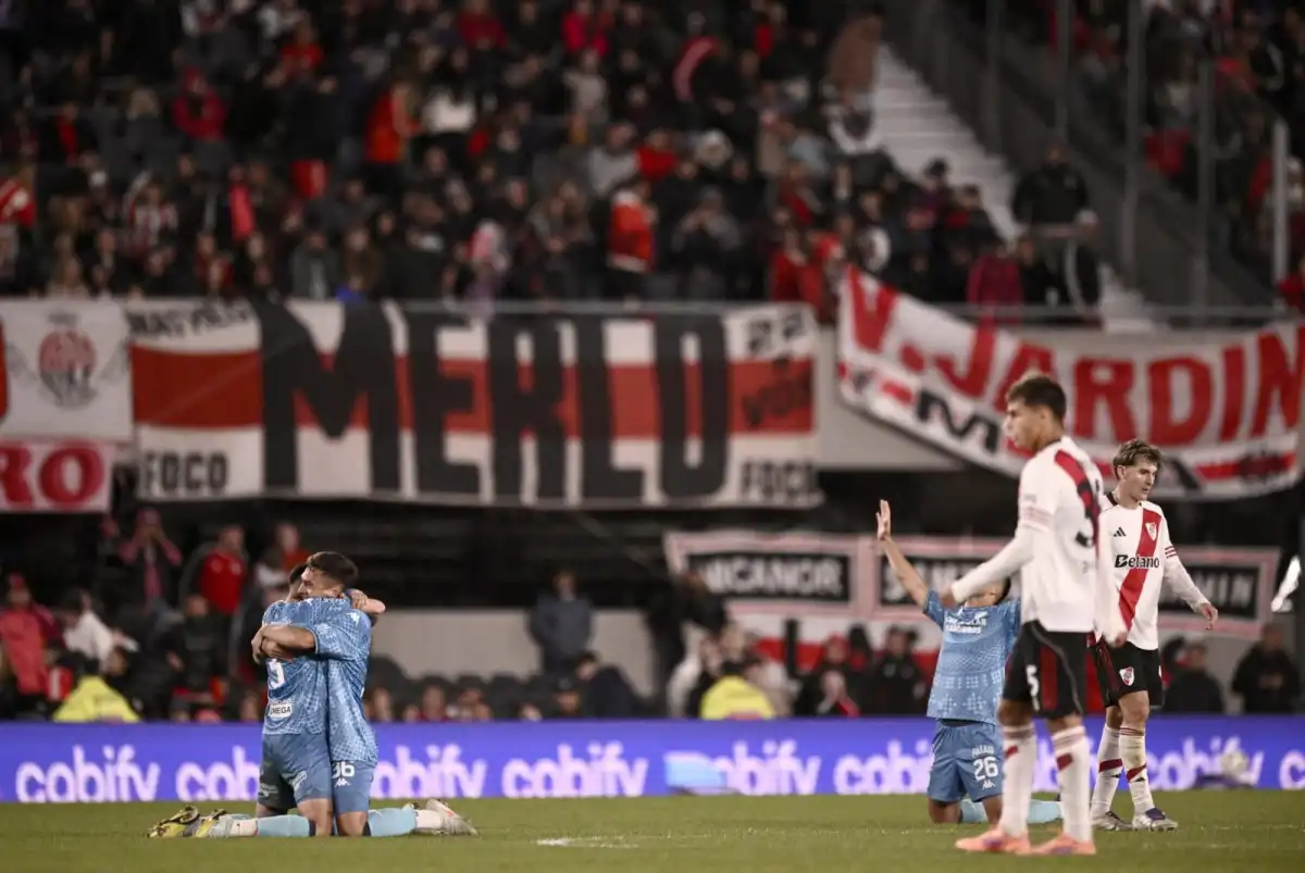 DESAHOGO. Maximiliano Villa y Gabriel Compagnucci se funden en un abrazo tras el pitazo final; a su derecha, Clever Ferreira agradece al cielo por el triunfo y una gran actuación.