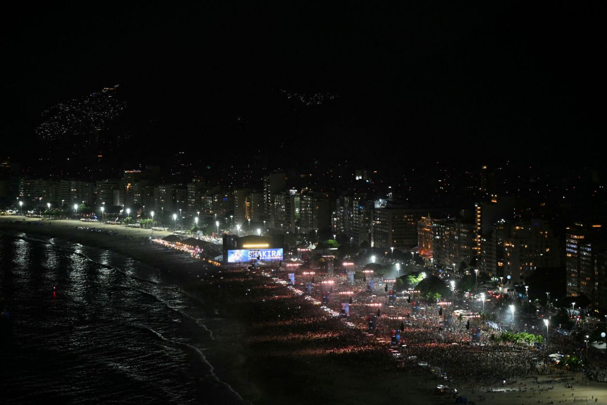 PAISAJE PERFECTO. El recital fue a la vera de la playa Copacabana.
