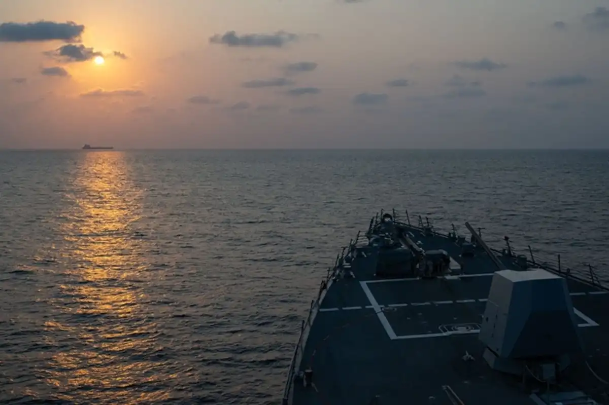 Destructor de misiles guiados USS Pinckney patrulla aplicando el bloqueo de EEUU contra Irán. (DDG 91). FOTO X @CENTCOM