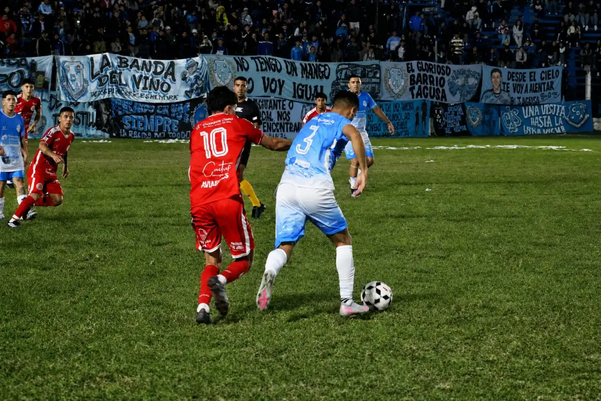 GOLEADOR. Bruno Ríos encara a su rival en una de las tantas jugadas en ataque. El defensor tuvo su recompensa al marcar el único gol.