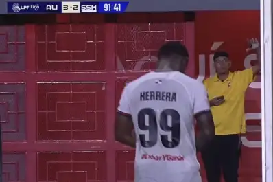 VIDEO: un jugador acusó al arquero de su equipo de haberse dejado hacer un gol por las apuestas