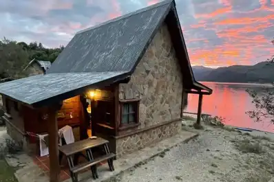 Bosques milenarios, volcanes y playas: cómo es visitar este surreal pueblo de montaña argentino