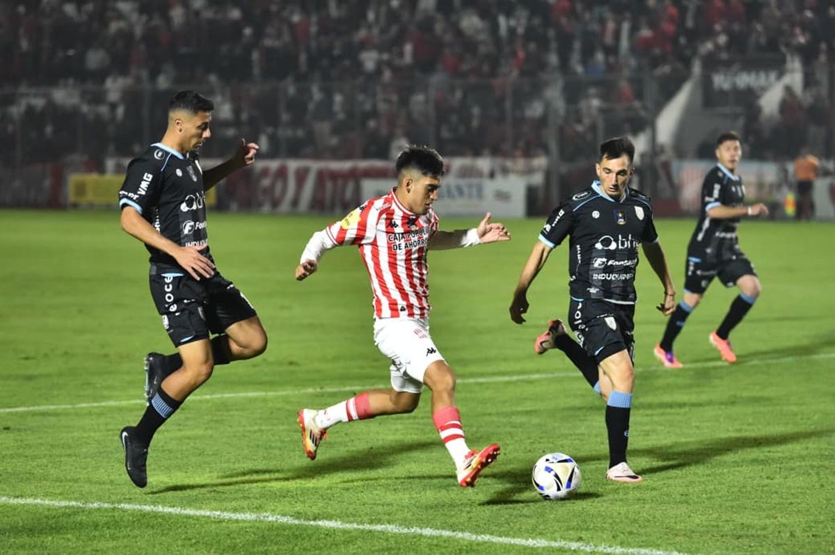 IMPACTO. Kevin López encara dentro del área y queda rodeado por Francisco Nouet (izquierda) y Nahuel Cainelli (derecha), en la jugada que terminó con su lesión.