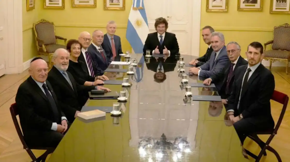 Milei volvió a mostrarse con el jefe de Gabinete, Manuel Adorni.