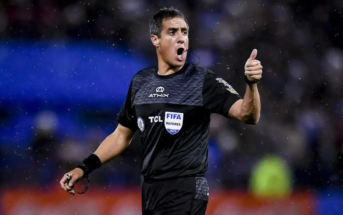 JUEZ. Pablo Echavarría será el árbitro principal del choque entre Boca y Huracán en La Bombonera.