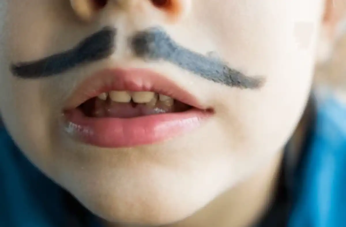 Un bigote falso y listo: cómo los niños burlan la ley de seguridad en línea más estricta del mundo