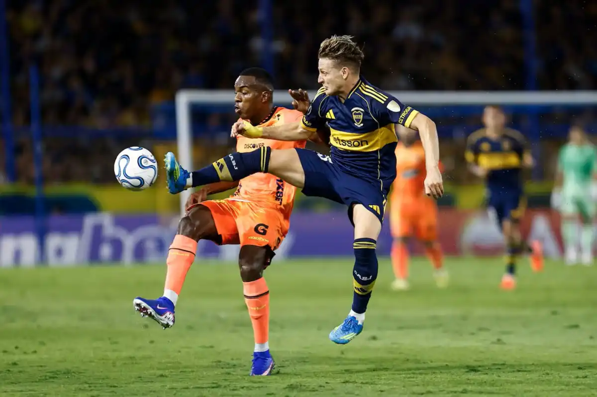 REVANCHA. Santiago Ascacibar disputa el balón en la victoria 3-0 de Boca sobre Barcelona en la primera rueda de la fase de grupos.