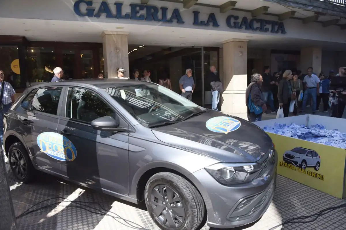 LISTO PARA SER ENTREGADO. El Volkswagen Polo Track 0 Km sorteado en abril, en la puerta de LA GACETA, será entregado hoy mismo.