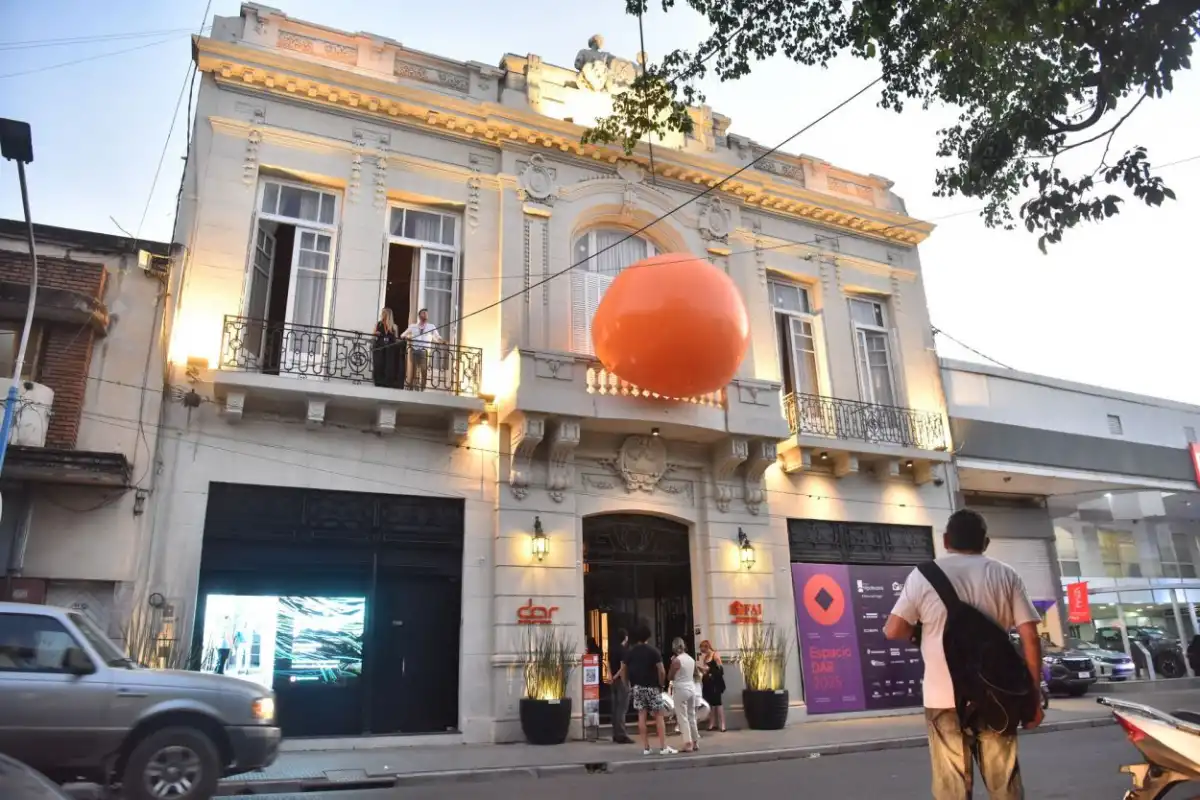 FACHADA RESTAURADA, INTERIOR RECUPERADO. El inmueble abrió sus puertas al público el año pasado para albergar el tradicional Espacio DAR.