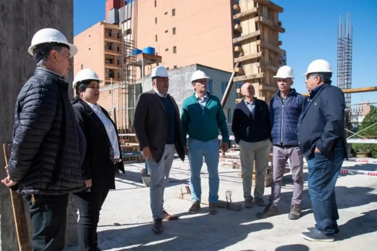 VISITA. Nazur recorrió el edificio en construcción de la repartición.