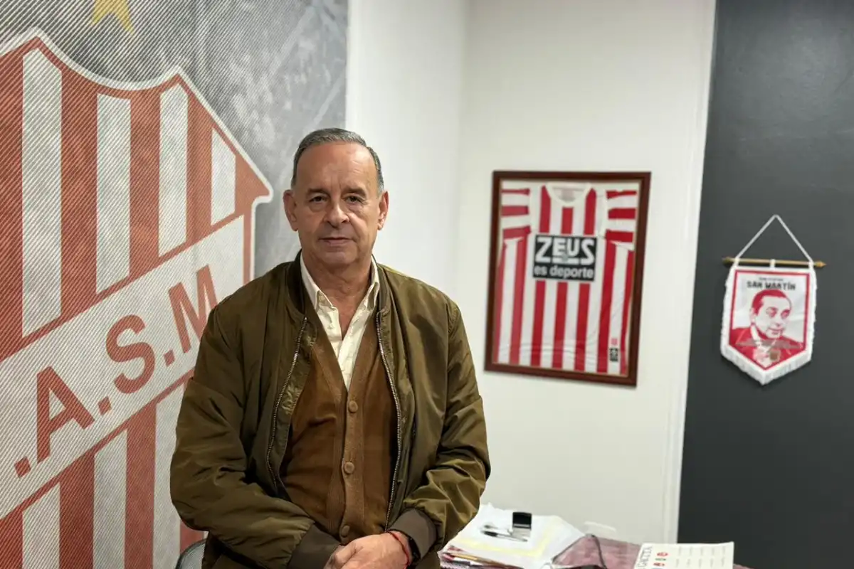 GESTIÓN. Oscar Mirkin, presidente de San Martín, posa en su oficina rodeado de símbolos del club y documentos clave, en medio de un presente atravesado por críticas y decisiones estructurales.
