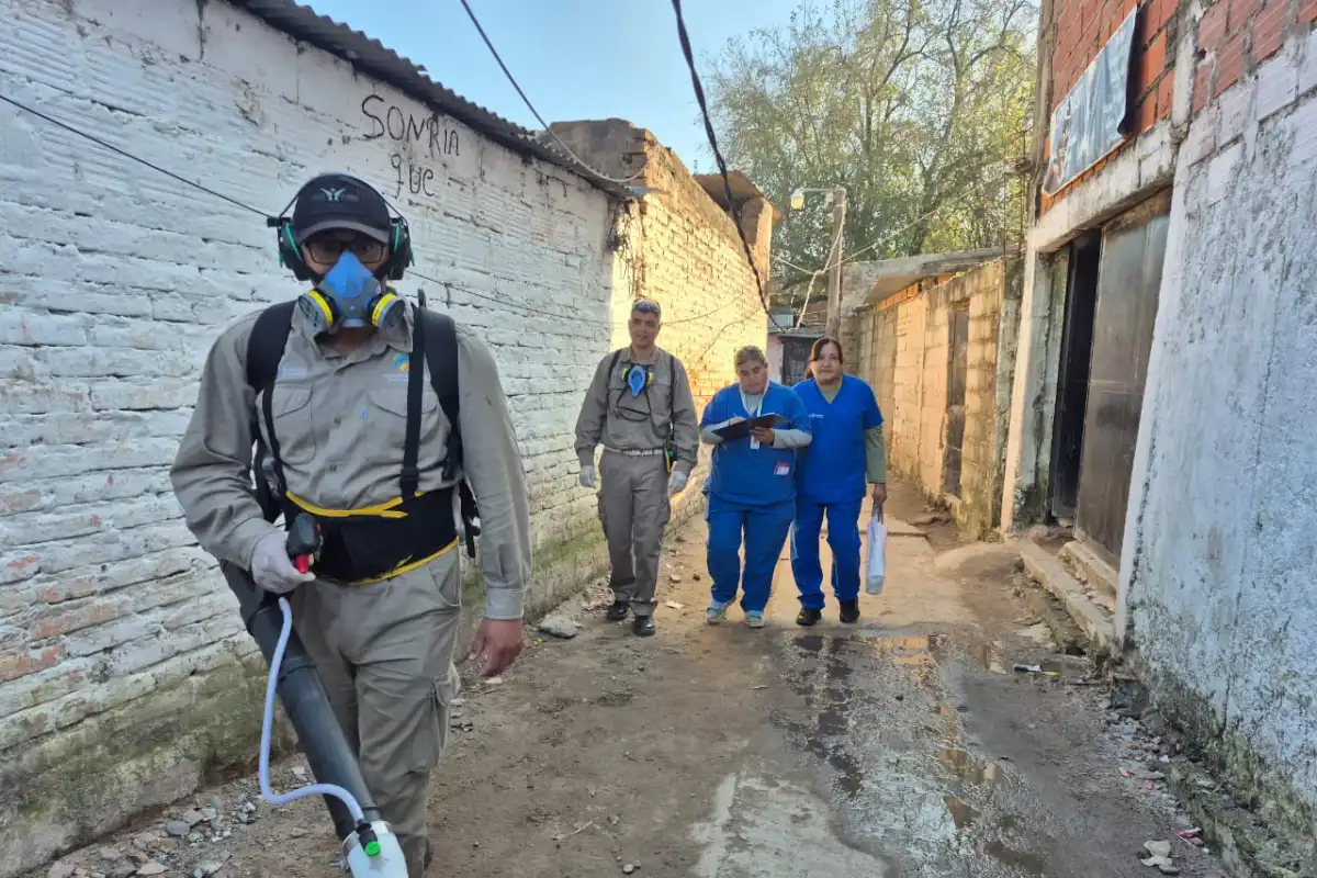 OPERATIVO. Brigadas sanitarias recorrieron pasillos de Barrio Jardín en tareas de control focal, fumigación y relevamiento de posibles casos.