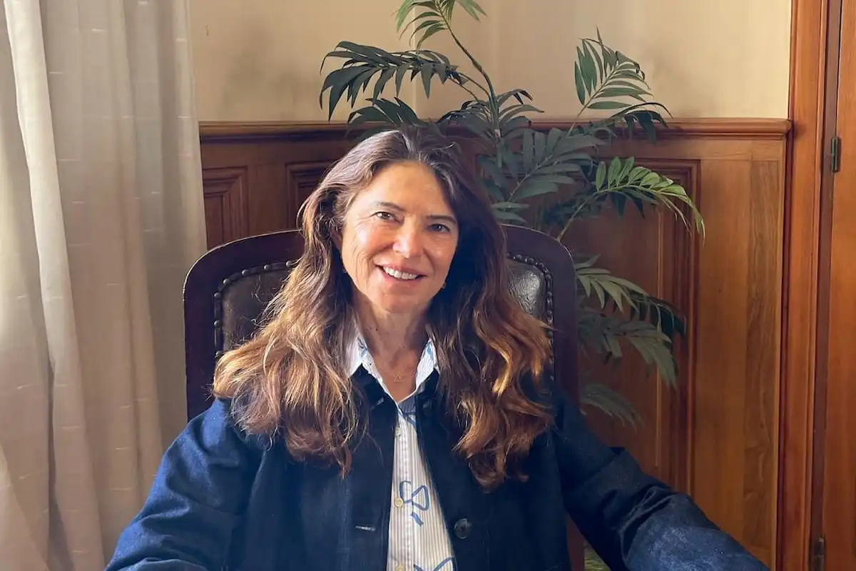 La vocal de la Corte Claudia Sbdar es la directora de la obra.