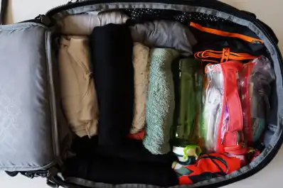 Fin del carry on en Aerolíneas: cómo viajar con solo con una mochila de 3 kg sin olvidarte de nada