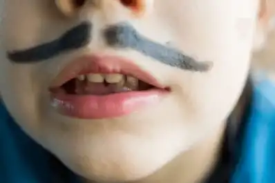 Un bigote falso y listo: cómo los niños burlan la ley de seguridad en línea más estricta del mundo