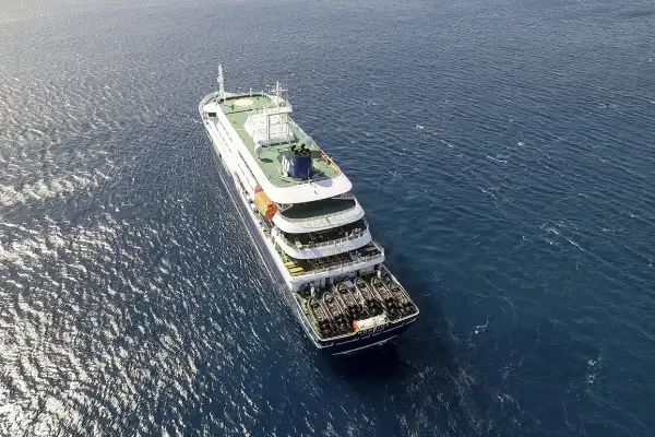 El barco del hantavirus arribará a las islas Canarias