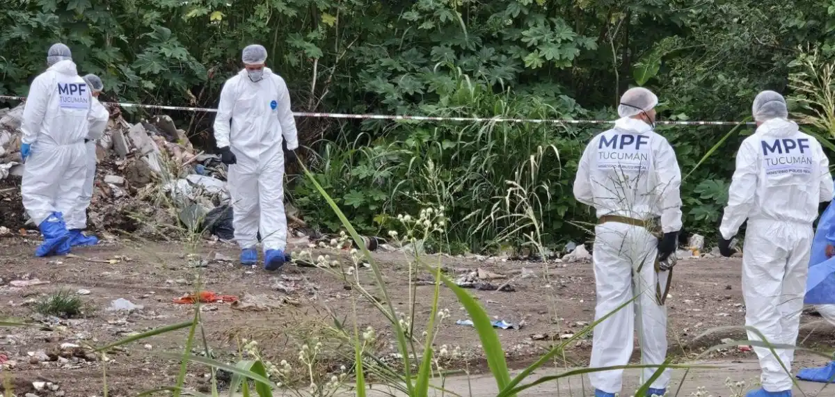 EN LA ESCENA. Peritos del ECIF buscaron evidencias en lugar donde fue encontrado el cuerpo de Érika Álvarez.