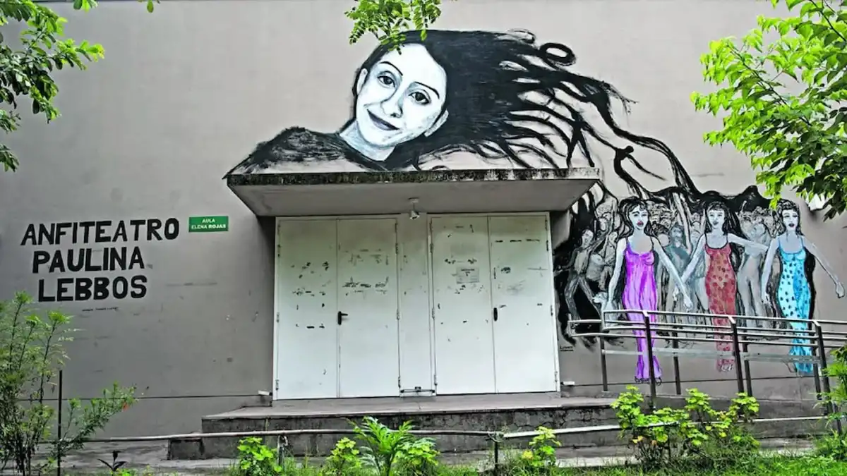 El mural en recuerdo de Paulina en la Facultad de Filosofía y Letras.