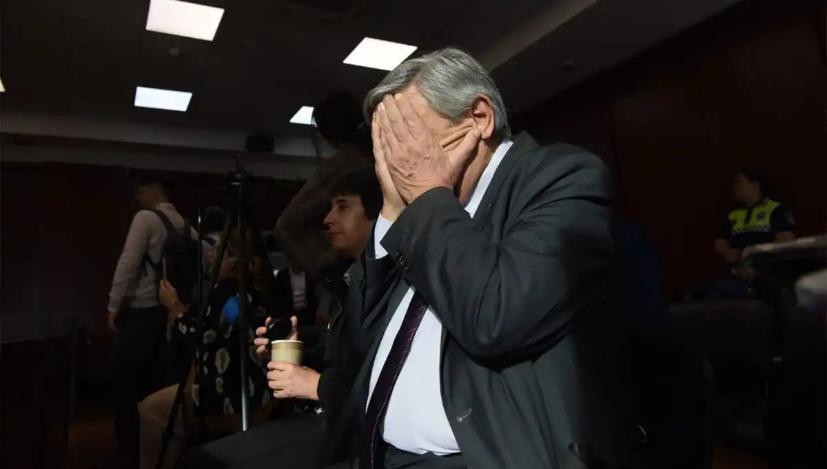 ALEVOSO. Alberto Lebbos se llevó las manos a la cara después de escuchar el veredicto del tribunal, al cerrar otro juicio más por la muerte de su hija, Paulina.