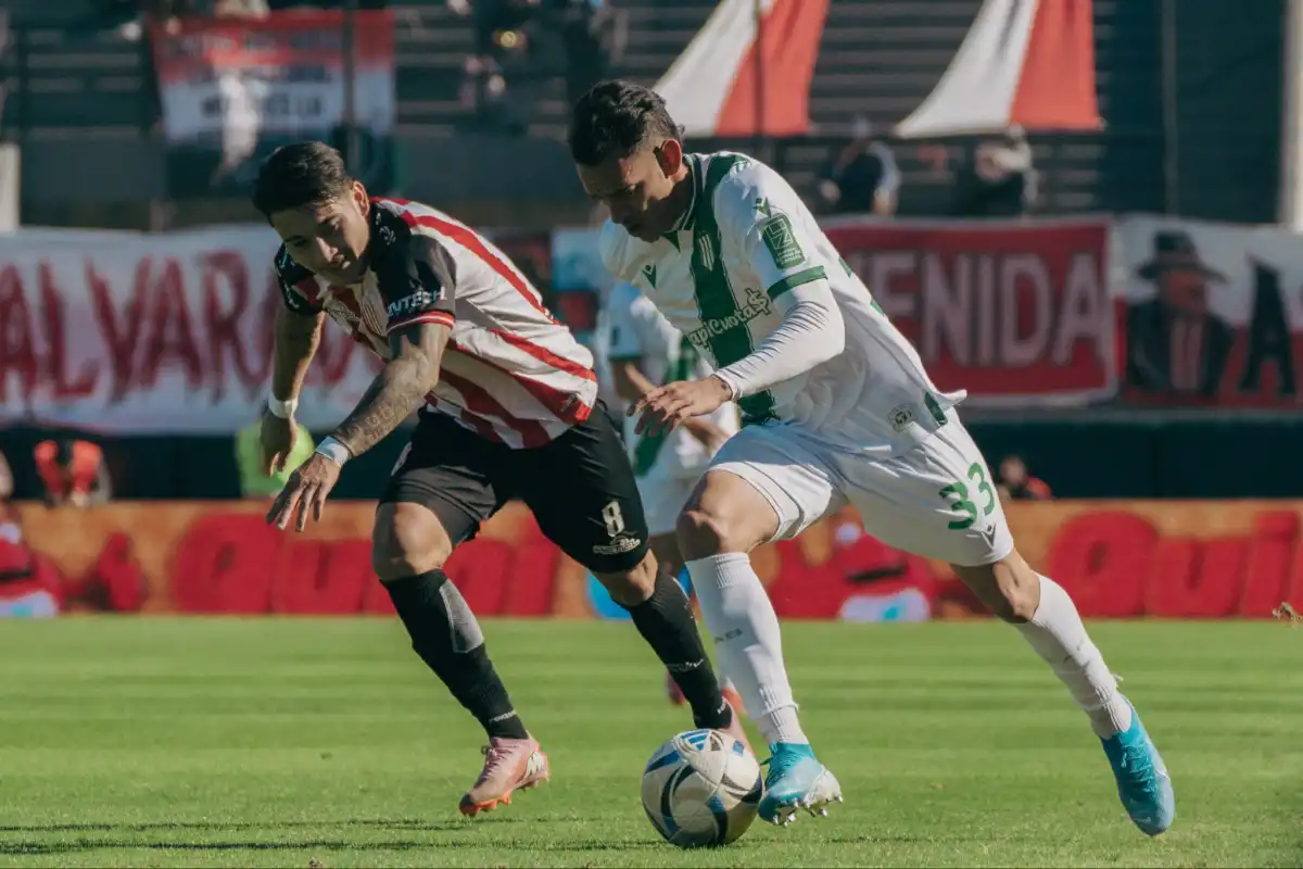 DUELO. Tomás Porra (de Barracas Central) pelea la pelota ante el mediocampista colombiano del Taladro Neyder Moreno. Una acción que resume la intensidad del rival que San Martín deberá enfrentar en la Copa Argentina.