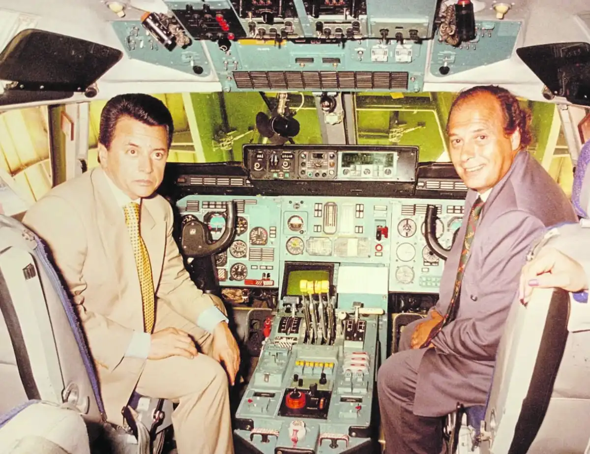 EN UNA CABINA DE AVIÓN. Julio Ruiz, junto al ex gobernador tucumano Ramón Ortega.