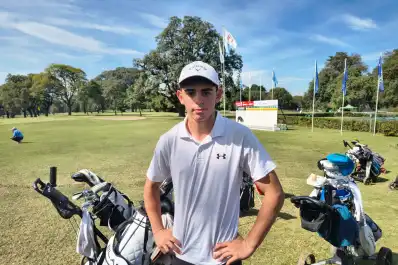 Vino desde Salta, soñó con ser profesional y hoy divide su vida entre el golf y la facultad