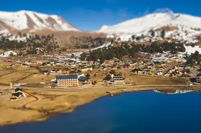 El increíble pueblo argentino que vive sobre el volcán más riesgoso del país