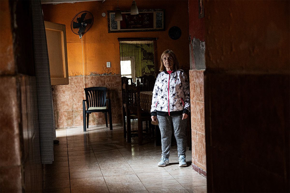 DE PUNTA A PUNTA. María Rivadeneira muestra cómo el agua dejó su marca en las paredes de cada ambiente de la casa.
