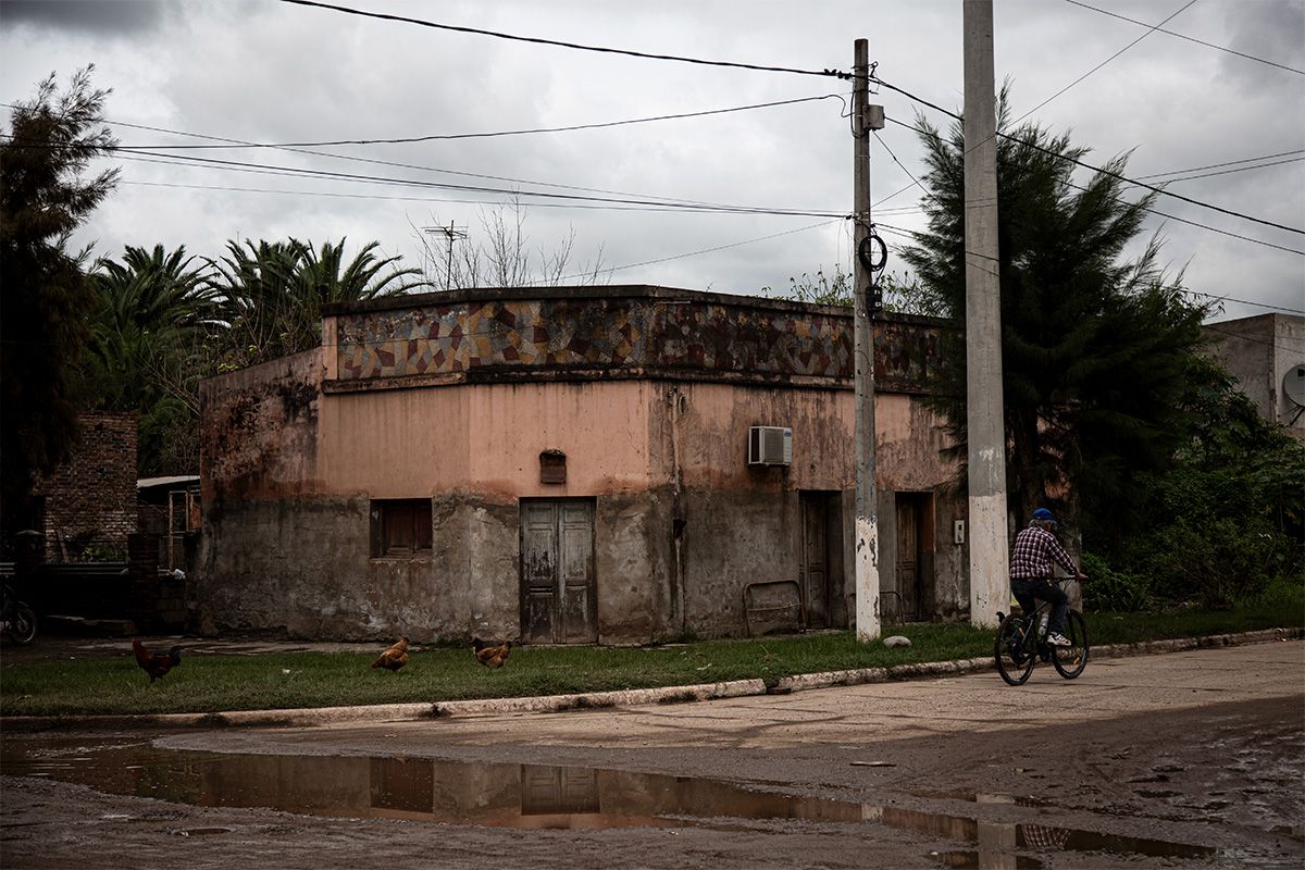 REFACCIONES. Muchos vecinos se ven obligados a revestir y pintar nuevamente sus casas luego de las inundaciones.