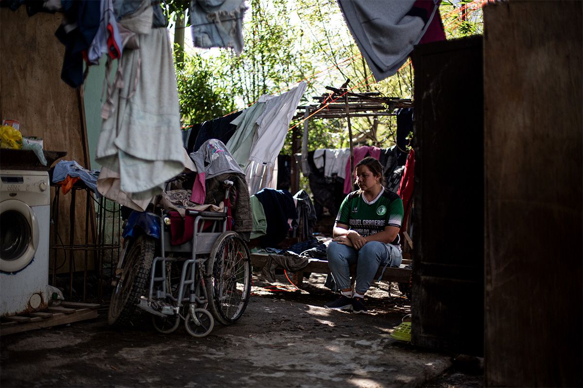 RUINAS. La casa de Milagros guarda los restos de los muebles destruidos por el agua y la ropa que aún no se seca. 