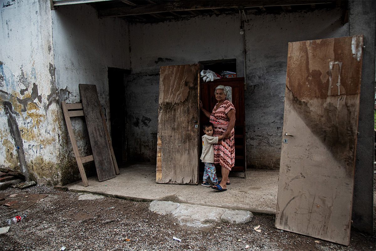 SIN RESGUARDO. La familia Acosta pasa los días con la casa abierta de par en par, después de que la inundación arrancara las puertas.
