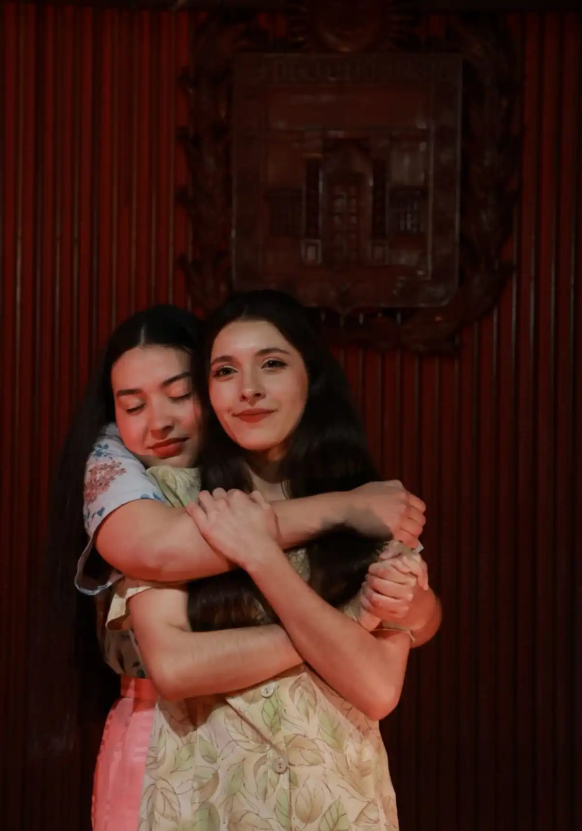RECREACIÓN. Victoria Maroglio y Victoria Ramos abordan la vida de Mercedes Sosa desde su debut.