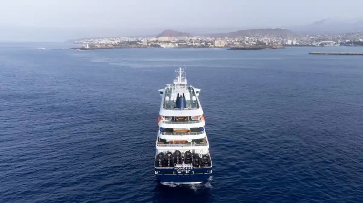 El crucero MV Hondius permanece frente a Cabo Verde. 