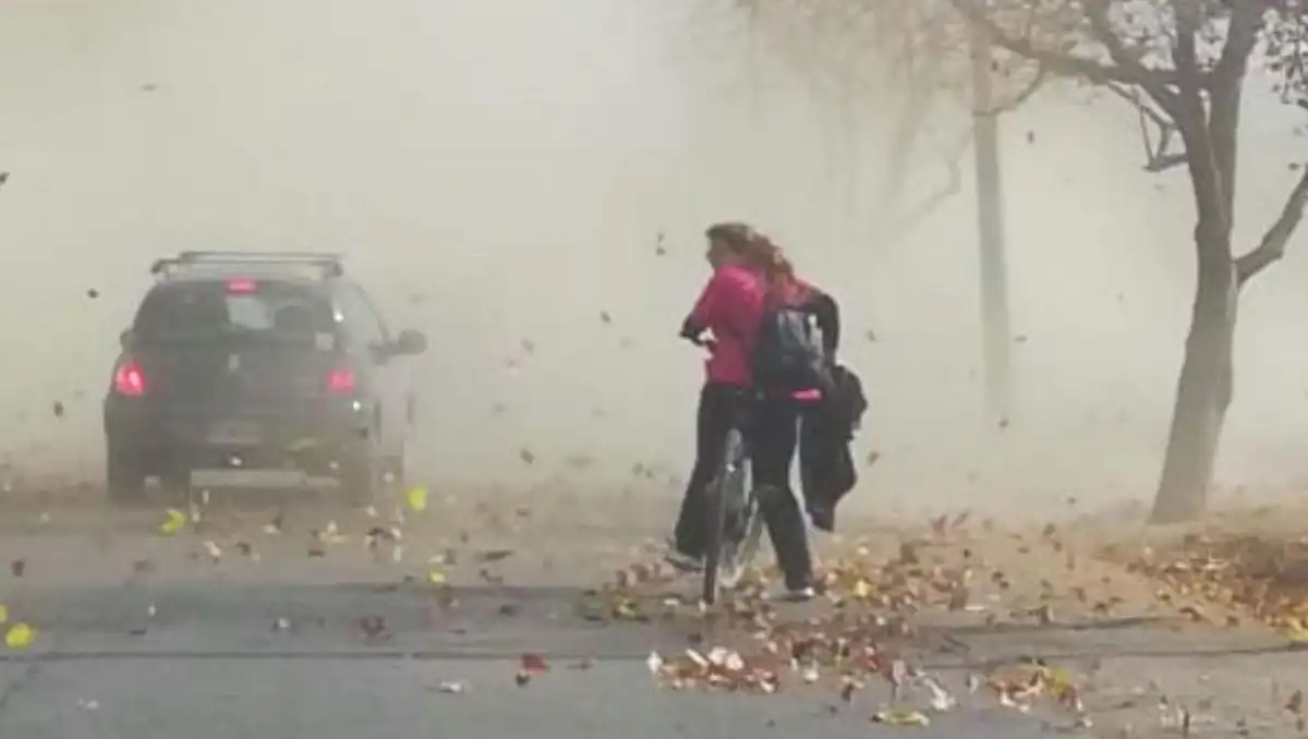 Alerta amarilla por viento en Tucumán: ráfagas de hasta 100 km/h y fuerte descenso de temperatura