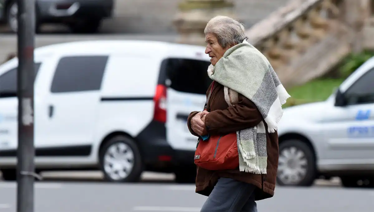 ABRIGADOS. Las tucumanas y tucumanos deberán recurrir a la ropa de invierno para enfrentar las próximas horas en la provincia. 