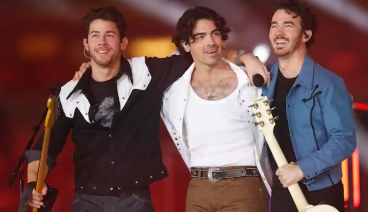 ESTILO. Nick, Joe y Kevin cantan y tocan instrumentos también.
