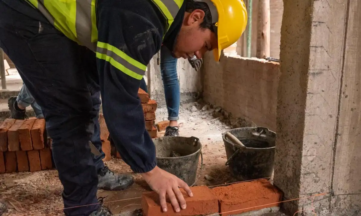 ¿Cuánto gana un trabajador de la construcción en mayo 2026? Guía completa de sueldos y adicionales