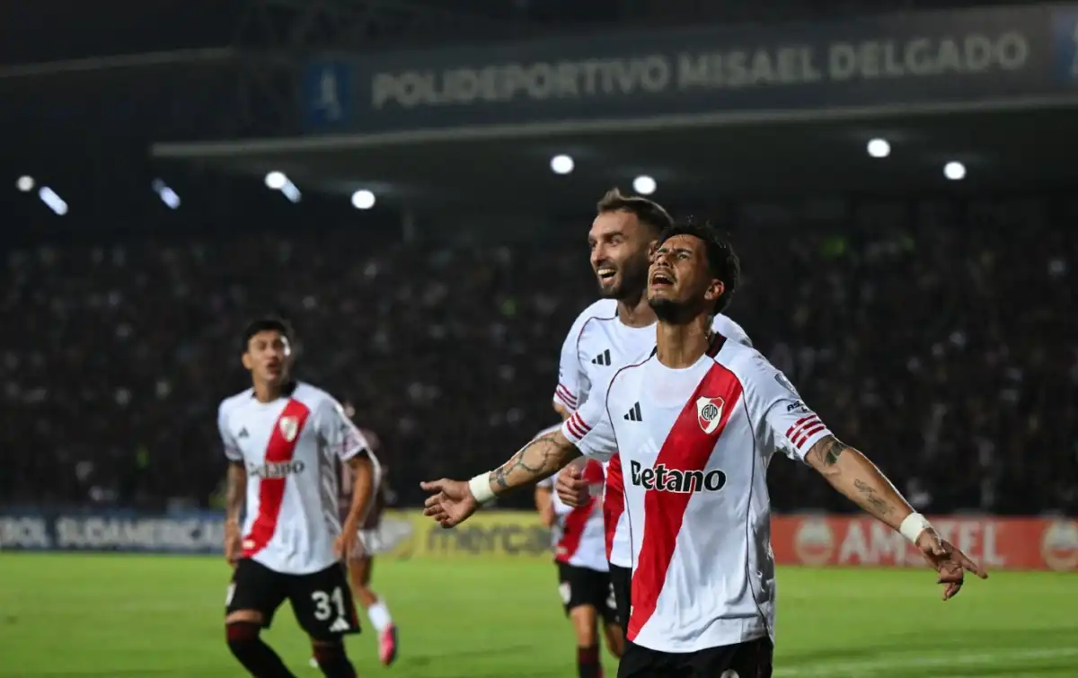 APERTURA DEL MARCADOR. Maximiliano Meza celebra el primer gol del conjunto del Chacho Coudet.